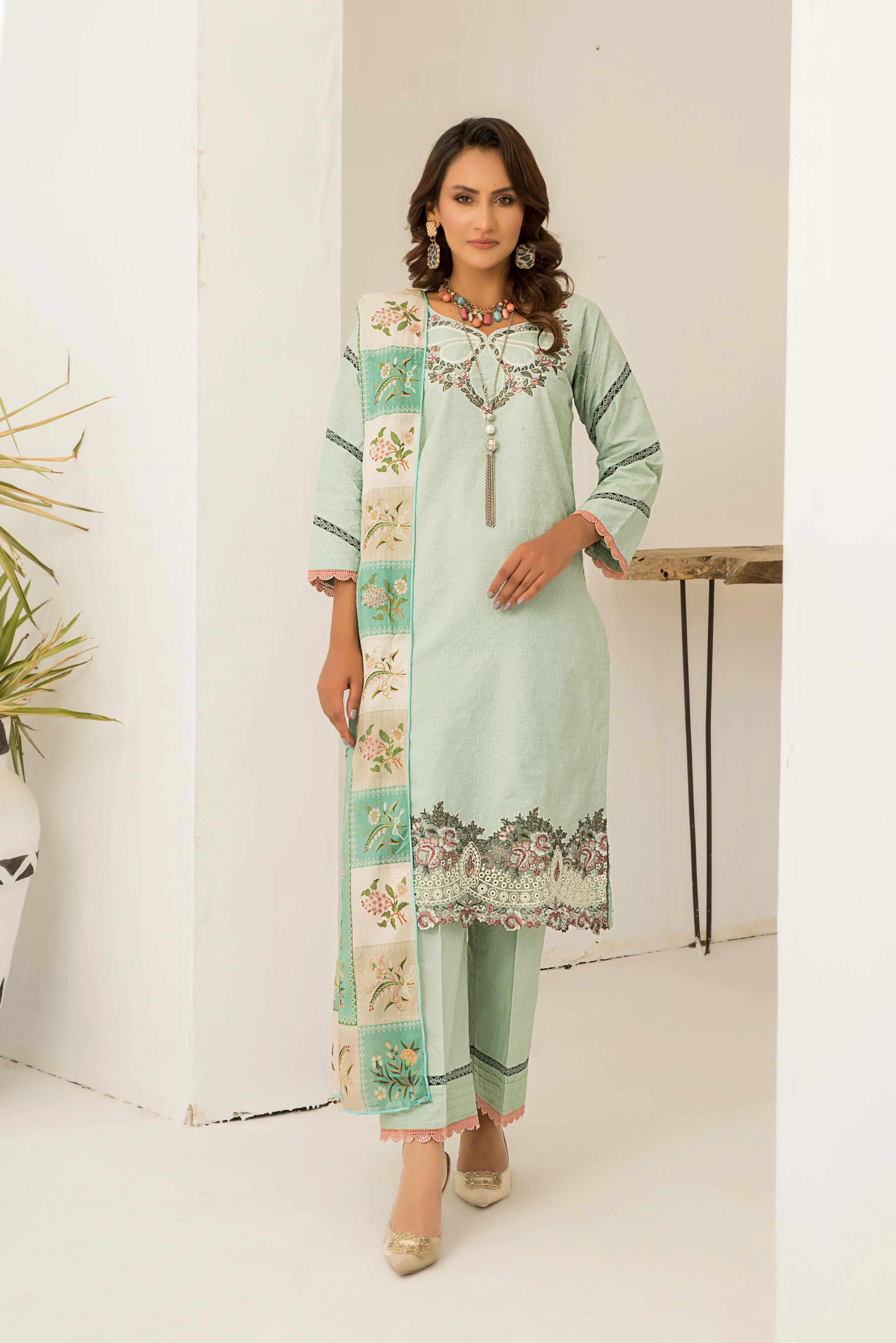 Motif Chikankari Embroidered Suit-004
